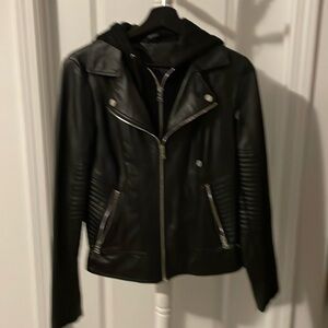 Brand:Guess,SizeM,Color:black,high quality leather , hoody removable ,New.